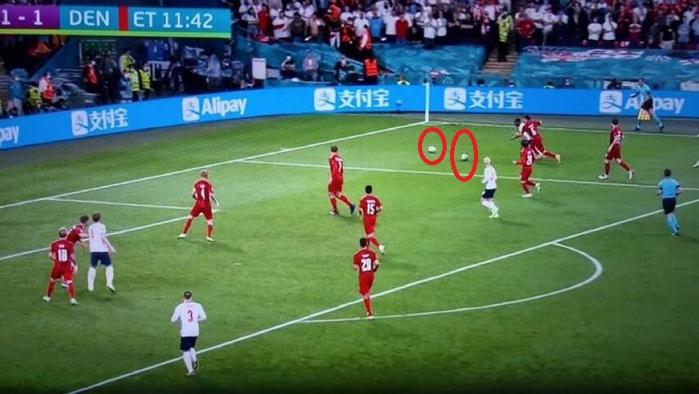 إنجلترا سجلت هدف الفوز على الدنمارك من ركلة جزاء "مثيرة للجدل".. الحكم لم يوقف اللعب رغم وجود كرتيْن في الملعب!