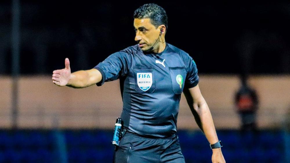 بسبب تعرضه للسب والشتم.. الجعفري هدد بين الشوطين بعدم إتمام مباراة ا. طنجة ون. بركان وغيابه عن "حادث دايو" جاء بسبب تأخره في الخروج من المستودع