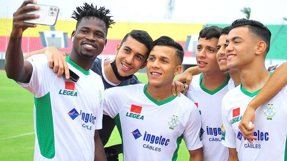 "الكاف" يرفض الترخيص للرجاء وشبيبة القبائل بالتدرب فوق أرضية ملعب النهائي