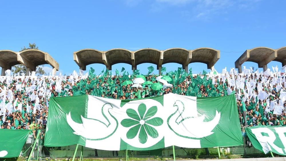 جماهير النادي القنيطري لـ"مكتب الرماش": "قتلتُو ولَاد المدرسَة!"