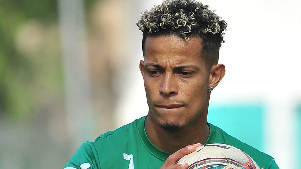 إصابة لاعب الرجاء نوح السعداوي بفيروس "كورونا" بعد مخالطته لأحد أفراد عائلته المصاب بالوباء التاجي