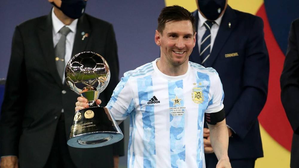 بالفيديو/ ميسي يتسبب في "تجمهر" العشرات من معجبيه أمام مقهى في ميامي