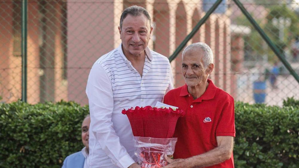 الأهلي المصري: "أقدم مشجع لنادينا بالمغرب يُهدي محمود الخطيب باقة ورد"