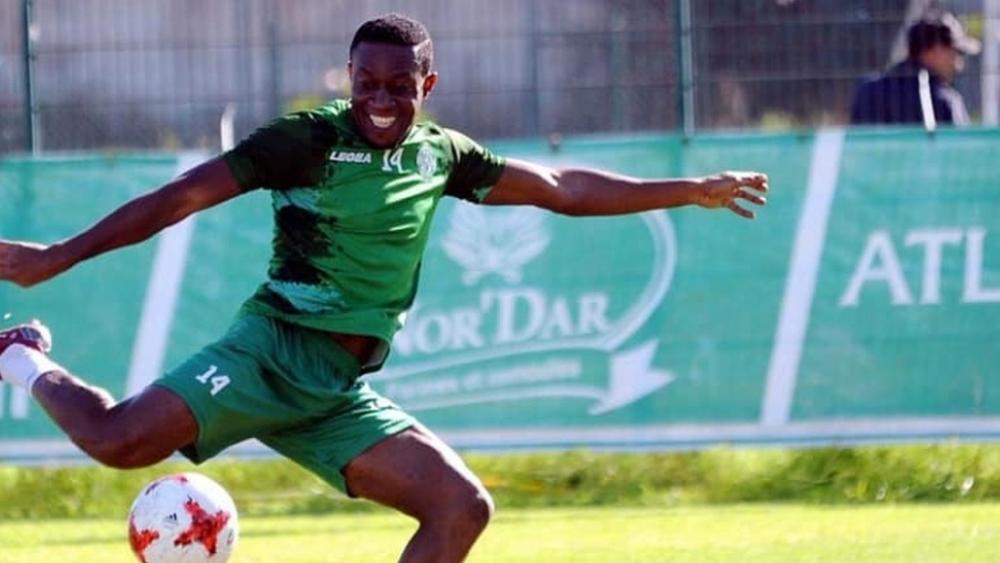 الـ"فيفا" تقرر حرمان الرجاء من التعاقدات خلال فترة الانتقالات بسبب مستحقات الكونغولي ليما مابيدي