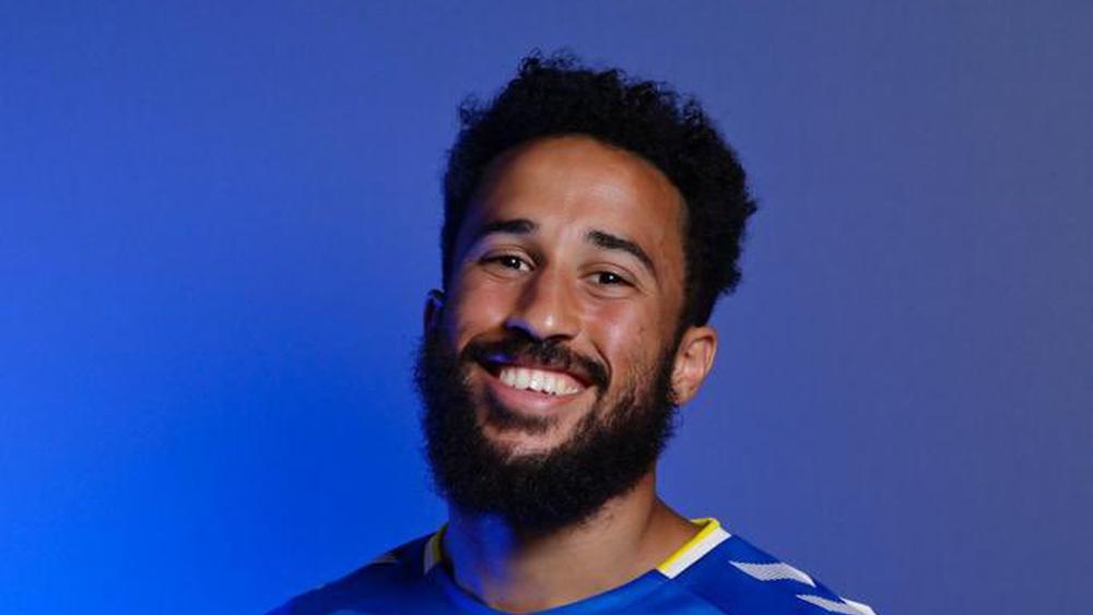 إيفرتون يُعلن تعاقده مع الجناح تاونسند في صفقة انتقال حُرّ