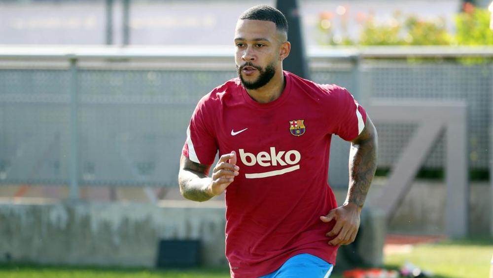 ديباي يشارك في تدريبات برشلونة قبل مواجهة جيرونا وديًا
