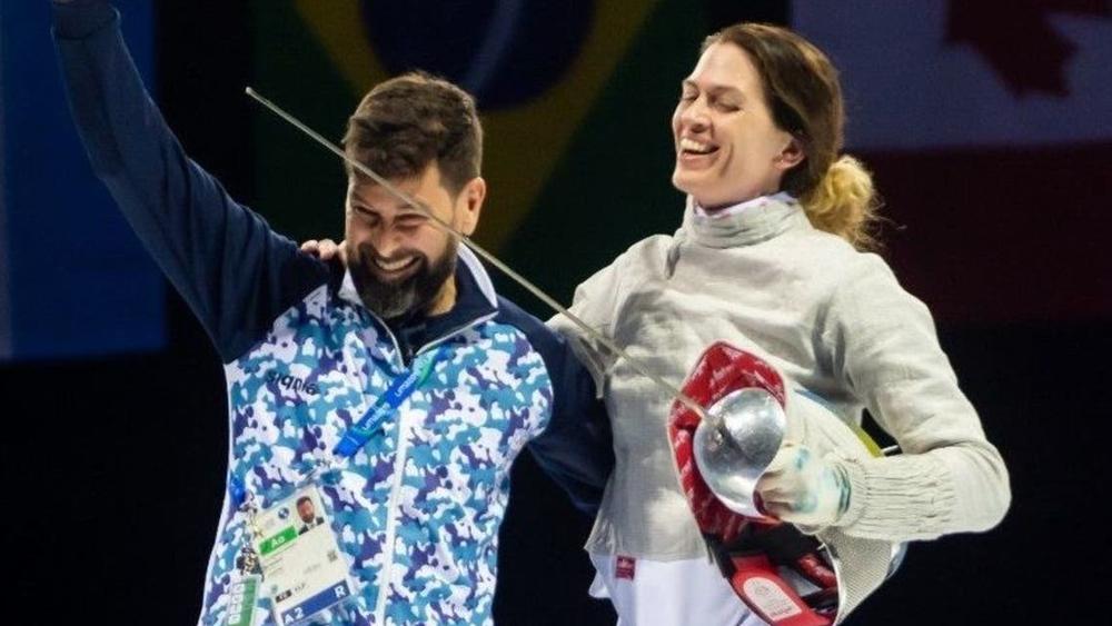 بعد أن رفضته قبل 11 سنة.. مبارزة أرجنتينية تقبل "عرض زواج" من مدربها مباشرة بعد انهزامها في أولمبياد "طوكيو 2020"