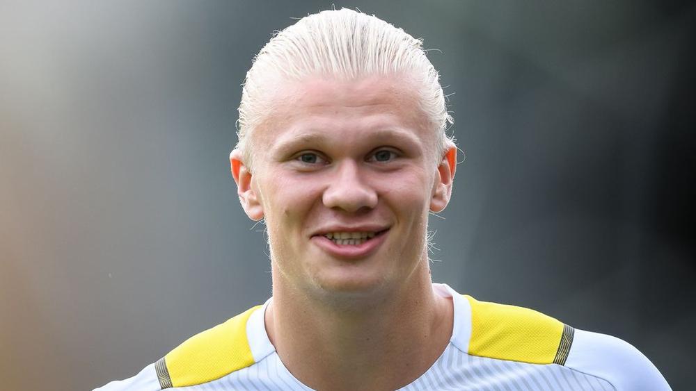 هالاند عن عرض تشيلسي للتعاقد معه: "175 مليون يورو؟ آمل بأن تكون مجرد شائعات لأنه مبلغ كبير جدًا لتَصْرِفَهُ على شخص واحد!"