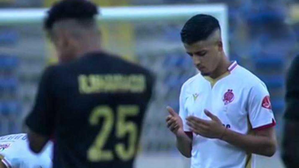 في ليلة تسلم "درع البطولة".. كلاسيكو الوداد "البطل" والجيش الملكي يُدشَّن بـ"قراءة الفاتحة" على روح الفقيد بوبكر جضاهيم