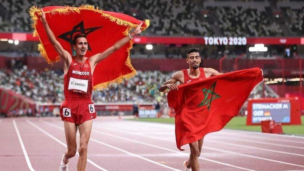 تيندوفت يحتفل مع البقالي بذهبية "3000 متر موانع" ويرفعان علم المغرب عاليا