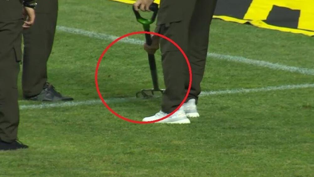 بالفيديو/ "حية صغيرة" تتسبب في توقف مباراة "أخمات" و"سوتشي" في الدوري الروسي الممتاز