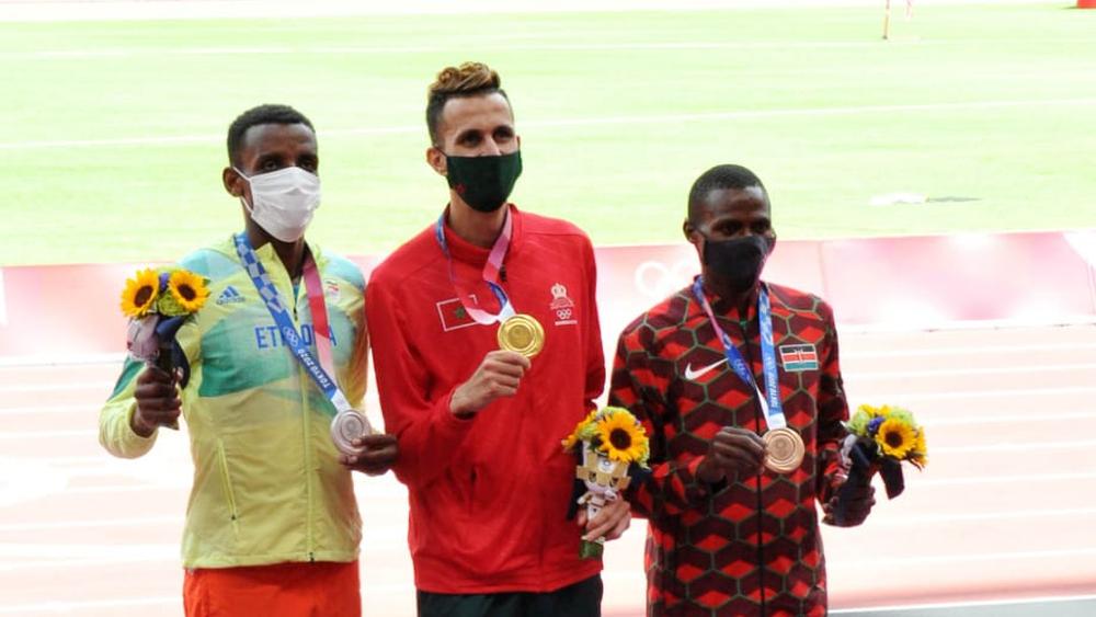في مشهد للتاريخ.. البقالي يتسلم ذهبية "3000 متر موانع" والنشيد الوطني يعزف في الأولمبياد بعد غياب دام 17 عاما