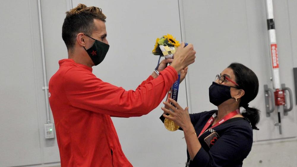 البقالي يشارك فرحته مع نوال المتوكل ويزين عنقها بميداليته الأولمبية "الذهبية"