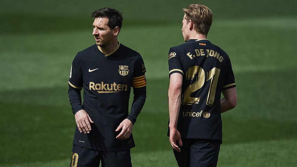 دي يونغ عن ميسي: "سأواصل الاستمتاع بسحرك عبر التلفاز كما فعلت في طفولتي قبل أن ألعب معك"