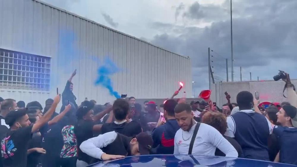 بالفيديو/ "خبر خاطئ" يتسبب في تجمهر أنصار سان جيرمان أمام مطار باريس لاستقبال ميسي