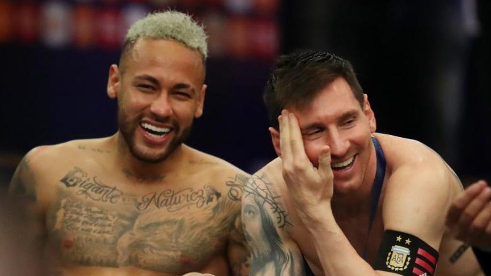 ميسي يحط رحاله في باريس ونيمار أول المرحبين به: "سنكون معًا من جديد"