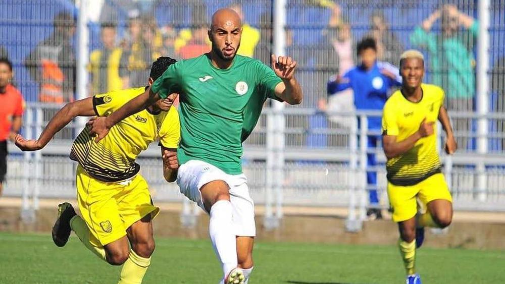 مهاجم الرّاك ياسين جناح "ZAZA" على طاولة فريق أولمبيك آسفي