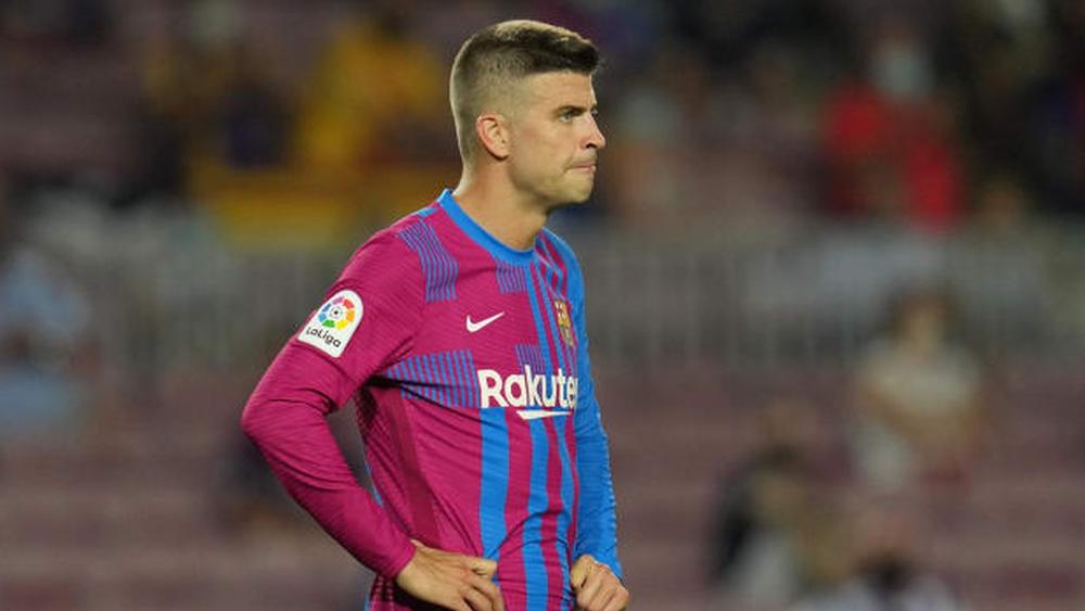 بيكيه: "كنت أول من يُخفض راتبي وسيلحق بي بقية القادة في برشلونة"