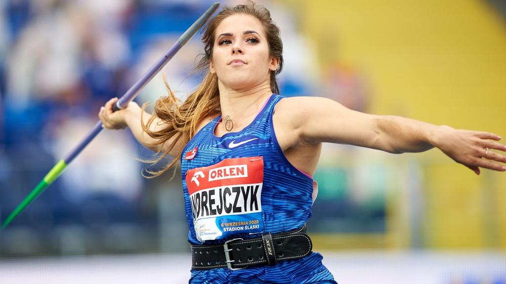 "في موقف إنساني".. البولندية "أندريتشيك" بطلة "رمي الرمح" تبيع ميداليتها الأولمبية لعلاج رضيع عمره 8 أشهر يعاني من إصابة في القلب