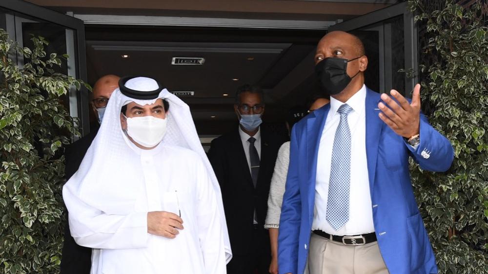 رئيس "الكاف" موتسيبي يصل إلى الرباط لحضور نهائي كأس العرب بين الرجاء والاتحاد