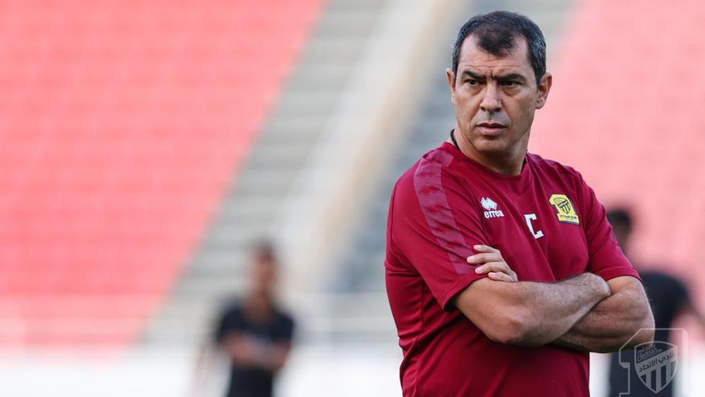 أصوات جماهير الاتحاد السعودي تتعالى مطالبة بتنحية المدرب كاريلي وإدارة النادي تتجه لإقالته بعد الهزيمة في "النهائي العربي"