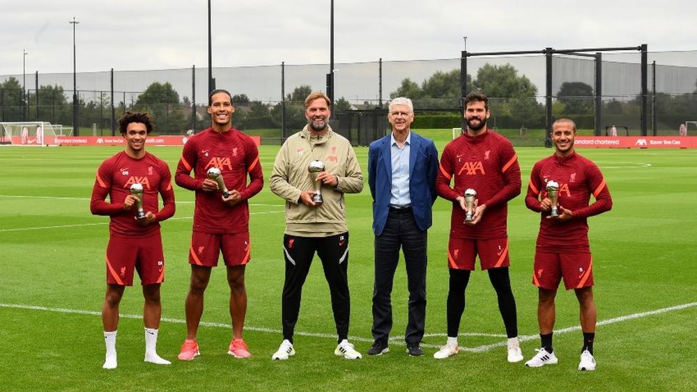 فينغر يزور تداريب ليفربول لتسليم كلوب وبعض لاعبيه جوائز خاصة