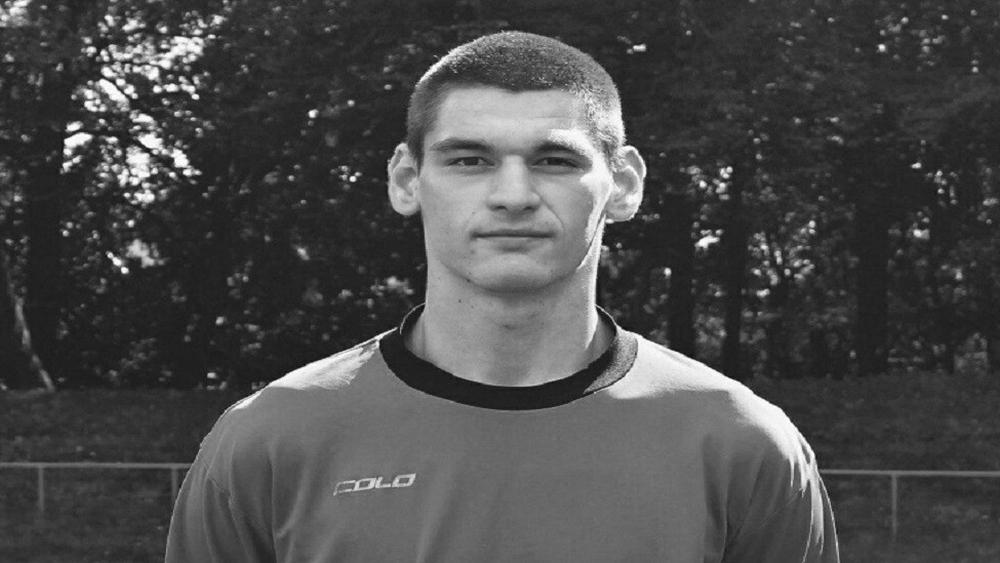 رغم محاولات الأطباء لإنقاذه.. وفاة حارس مرمى روسي أثناء المباراة بعد اصطدامه بلاعب منافس