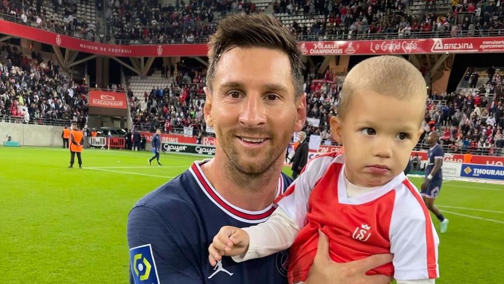 حارس ستاد رانس يطلب من ليونيل ميسي التقاط صورة تذكارية مع ابنه