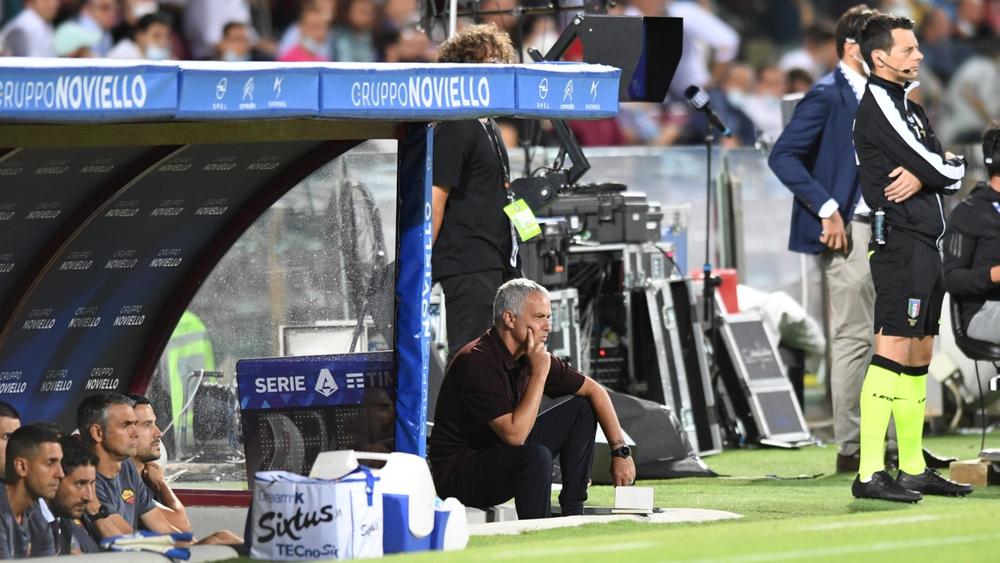 مورينيو: "عندما أنظر لمقاعد البدلاء أرى أنني في حاجة للاعبين أصحاب خبرة.. هناك فرق أكثر ثراءً من فريقنا"