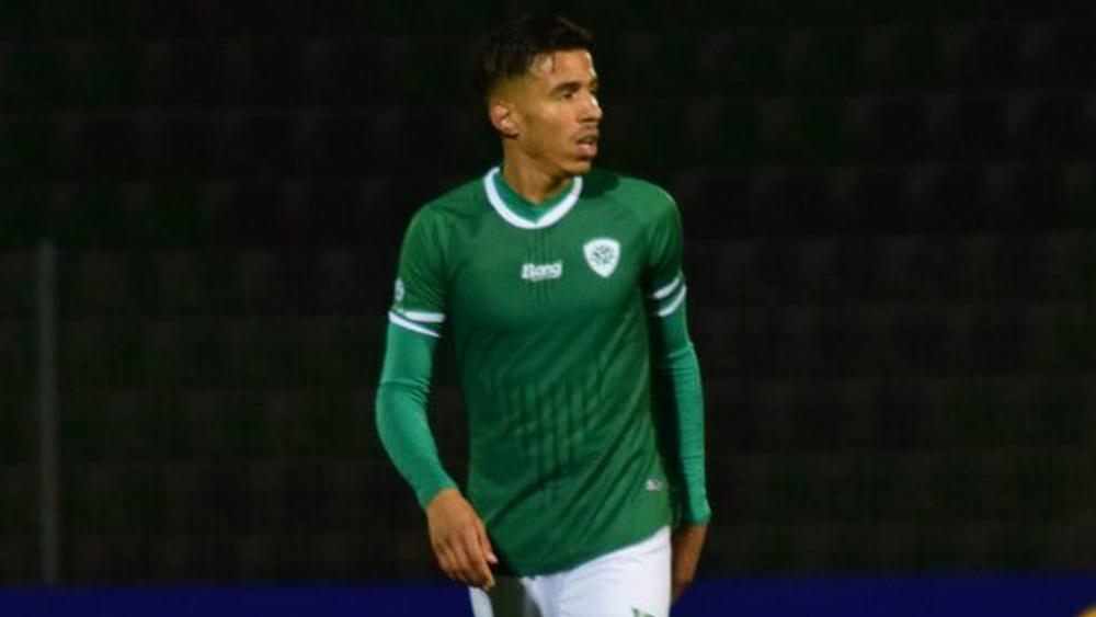 حركاس يلتحق ببعثة الرجاء في معسكر مراكش بعد توقيعه عقد انضمامه إلى الفريق الأخضر