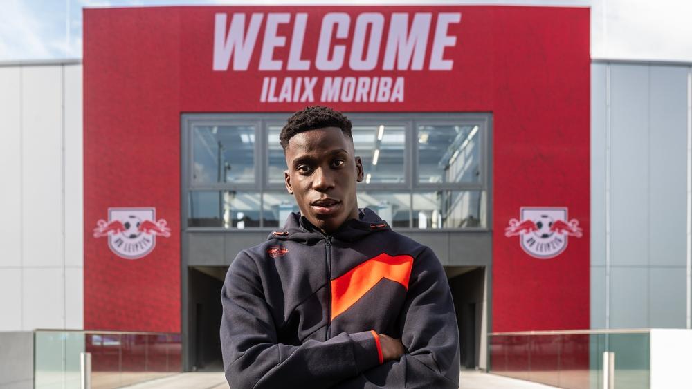 رسميًا / موريبا يُغادر برشلونة صوب لايبزيج الألماني