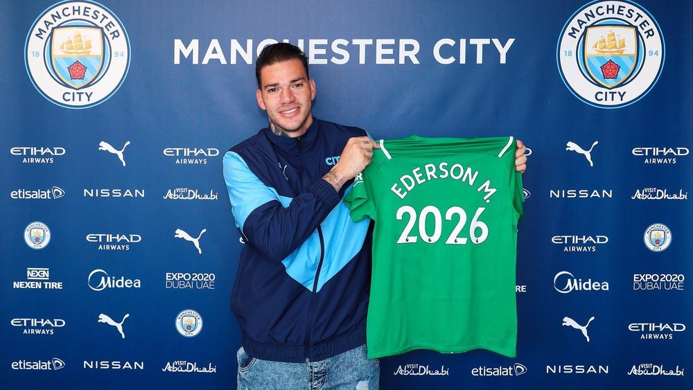 رسميا/ مانشستر سيتي يمدد عقد حارسه إيدرسون حتى 2026