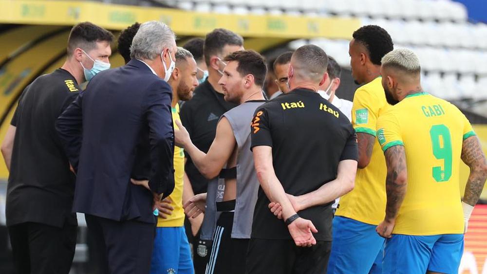 "فضيحة".. بسبب اللاعبين مارتينيز وبوينديا ولو سيلسو وروميرو السلطات "توقف" قمة البرازيل ضد الأرجنتين وتُعامل بريطانيا "بالمثل"!