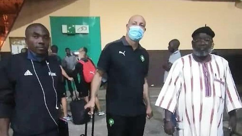 الطاقم التحكيمي لمباراة المغرب وغينيا يُغادر "كوناكري" رفقة بعثة "الأسود"