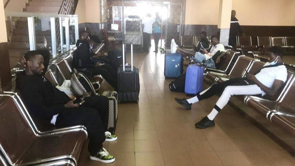 بعد يومين من "انقلاب كوناكري".. نابي كيتا ومحترفو منتخب غينيا يتوجّهون إلى المطار للمغادرة صوب أوروبا