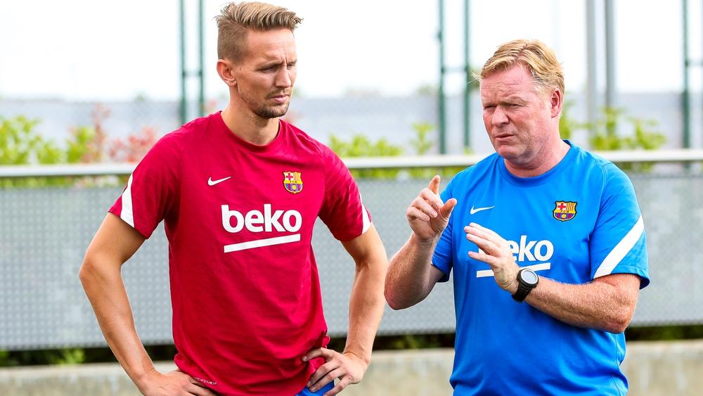 لوك دي يونج لحظة تقديمه بقميص برشلونة: "أنا من نوعية اللاعبين الذين يبحث عنهم كومان"