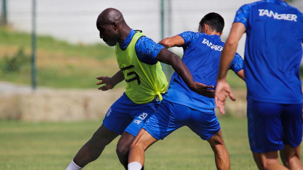 تأهبا لمواجهة الوداد الرياضي يوم الأحد القادم.. فارس البوغاز يواصل استعداداته بملعب الزياتن ويفوز على أجاكس طنجة وديا بخماسية نظيفة