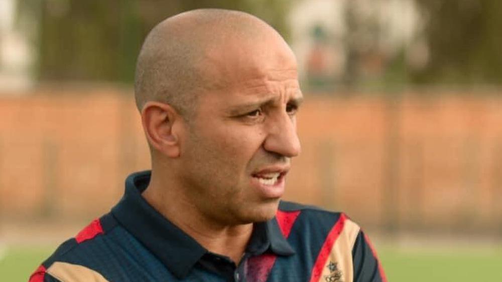 متهرّبا من مسؤولية الهزيمة.. فوزي جمال في تصريح "غريب": "اللعّابة ديالِي لعبُو شِي حاجة أخرى من غِير كورة ضد الجديدَة"!