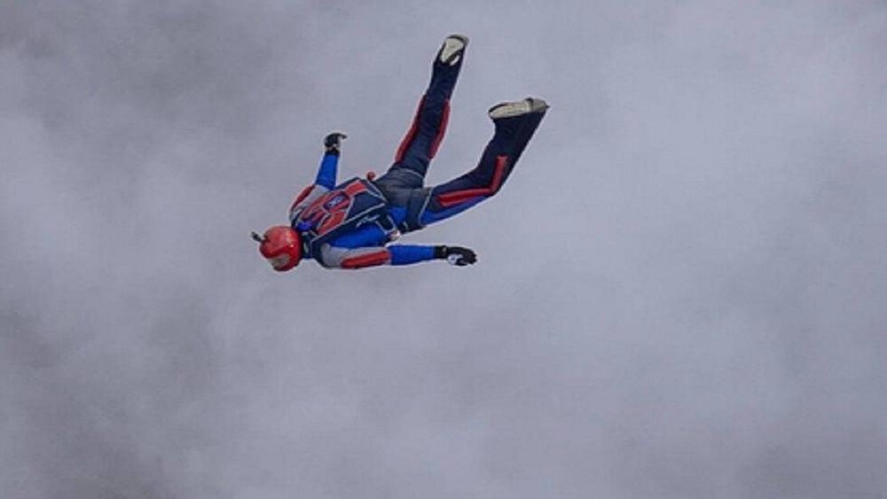 مظلي روسي يلقى مصرعه بعد اصطدامه بزميله في الهواء أثناء قفزة جماعية