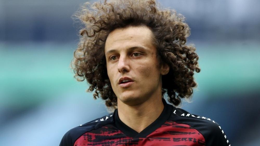 بعد 14 عامًا من احترافه في أوروبا.. ديفيد لويز يعود إلى البرازيل لارتداء قميص فيلامينغو