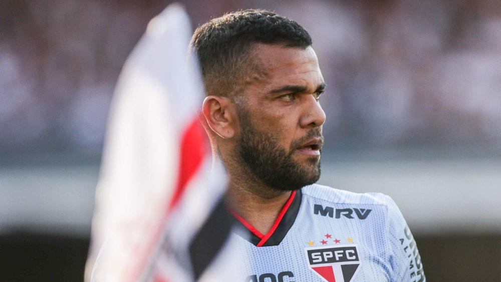 داني ألفيس "الأكثر تتويجا" (45 لقبا) أصبح "بدون فريق" بعد فسخ عقده مع ساو باولو