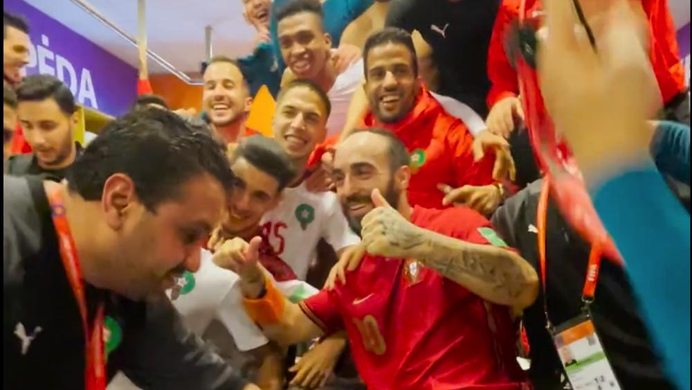 النجم البرتغالي "ريكاردينهو" يزور مستودع ملابس المغرب ويُشارك لاعبيه فرحة التأهل