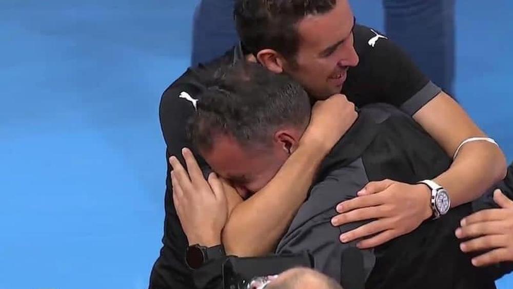 هشام الدكيك "يبكي فرحا" بعد تأهل "أسود الفوتسال" لربع نهائي المونديال للمرة الأولى