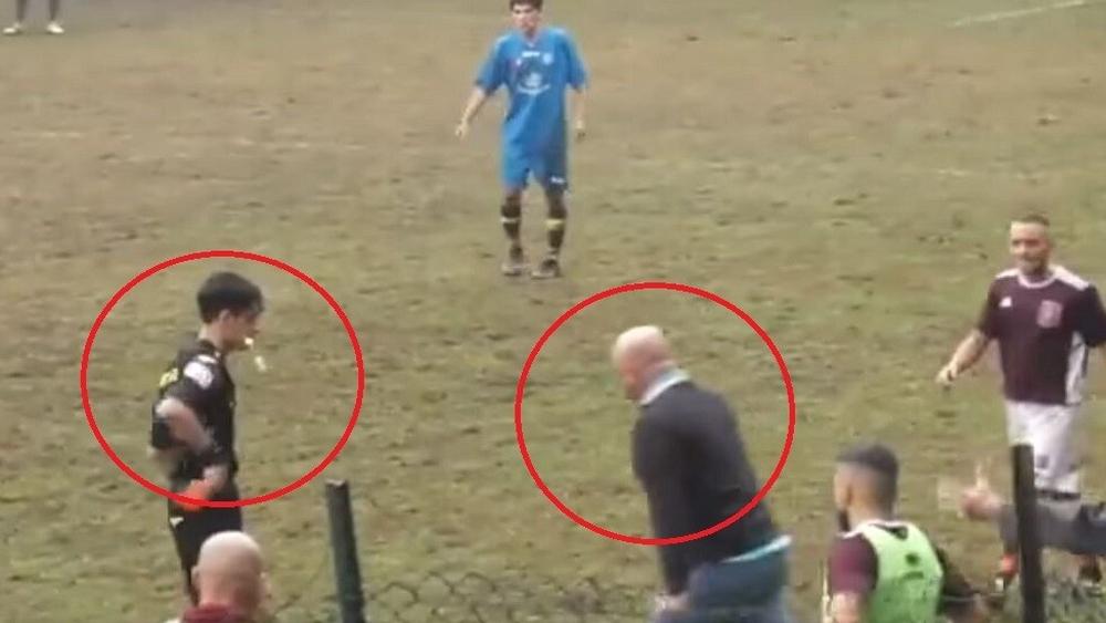 بالفيديو/ مدرب "يلكم" الحكم بعد تلقيه البطاقة الحمراء في مباراة ضمن دوري الدرجة السابعة الإيطالي!