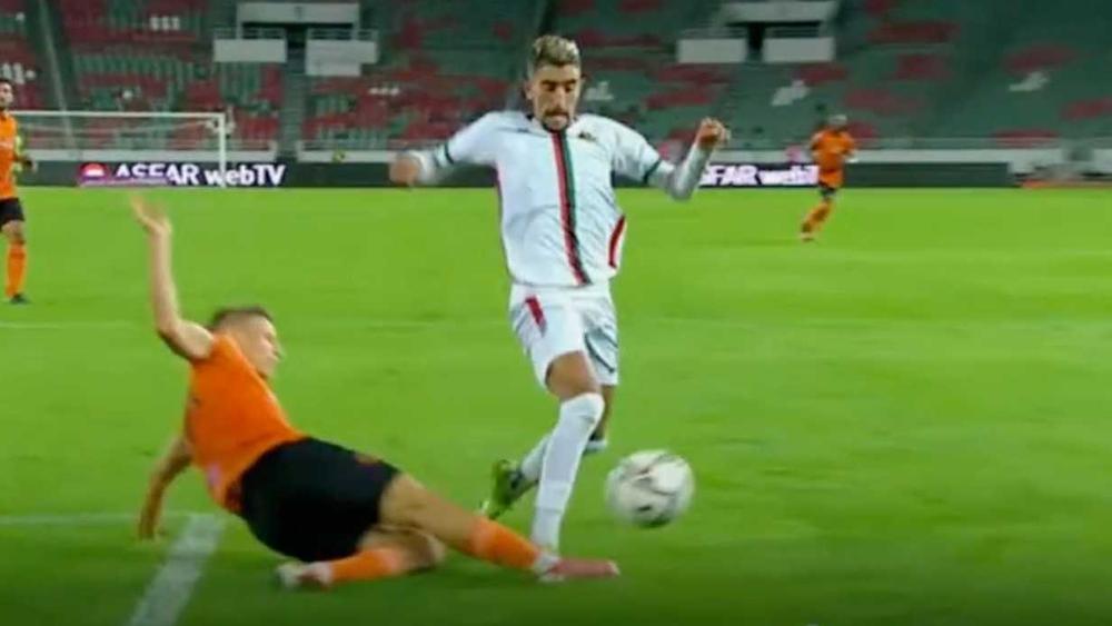 في موقف "غريب" .. مديرية التحكيم تؤكد عدم وجود أي ركلة جزاء للجيش أمام ن. بركان رغم عرقلة باعدي للخلوي "الواضحة"