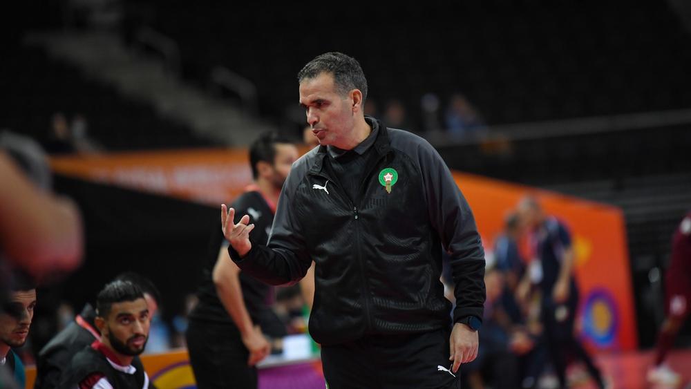 الدكيك بعد وصول بعثة "الأسود" للمغرب: "الفيفا أذاعت أغنية 'العيون عينيا' بعد كل أهدافنا الـ13"