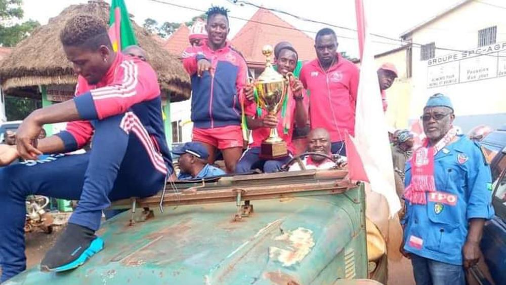 بعد تتويجهم بلقب "القسم الثاني" وصعودهم لدوري الكبار.. لاعبو "راسينغ بافوسام" الكاميروني يحتفلون مع مناصريهم عبر "جرّار" يجوب المدينة!