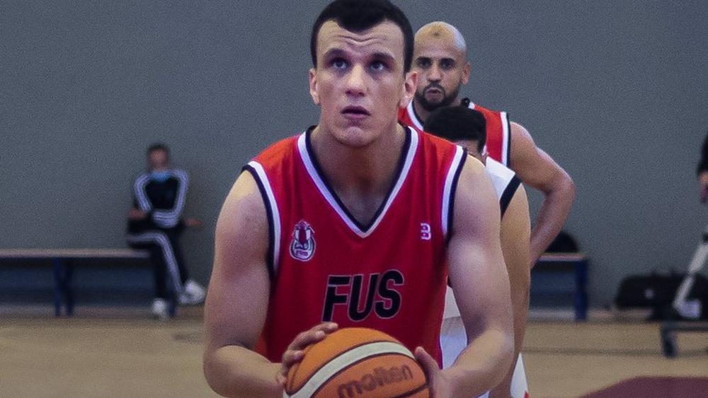 الفتح الرياضي لكرة السلة يكتسح الميناء اليمني بـ(103-66) ويصعد لربع نهائي "البطولة العربية"