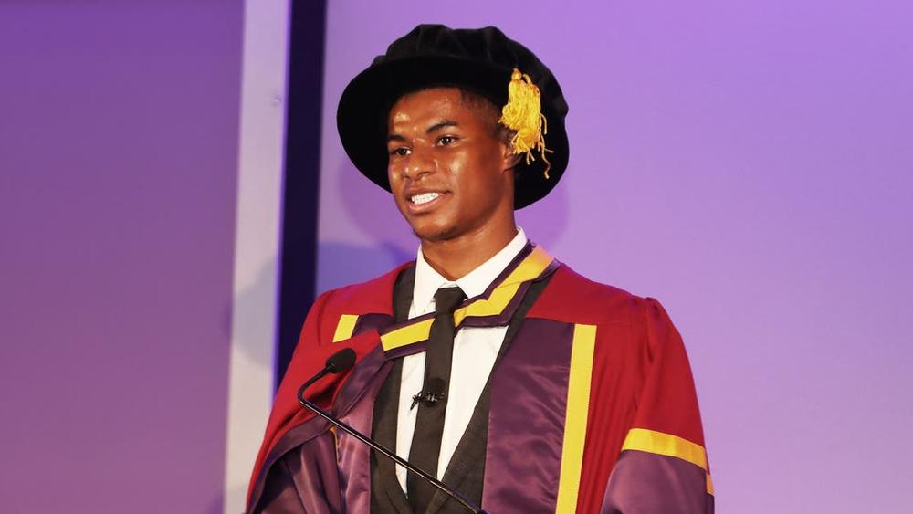 راشفورد (23 عامًا) يتسلم شهادة "الدكتوراه الفخرية" من جامعة مانشستر