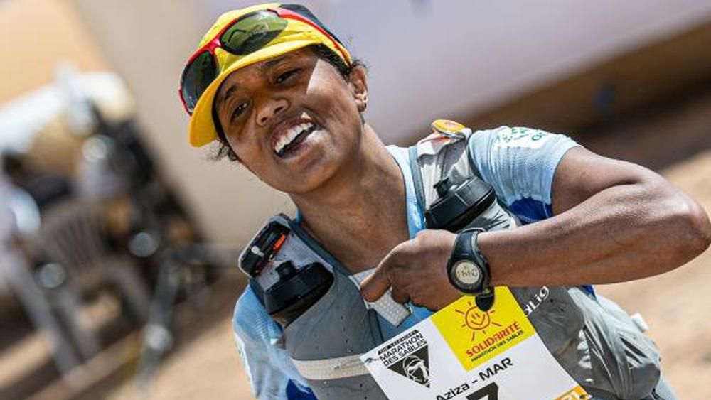 العداءة المغربية عزيزة الراجي تتوج بالنسخة 35 من ماراطون الرمال